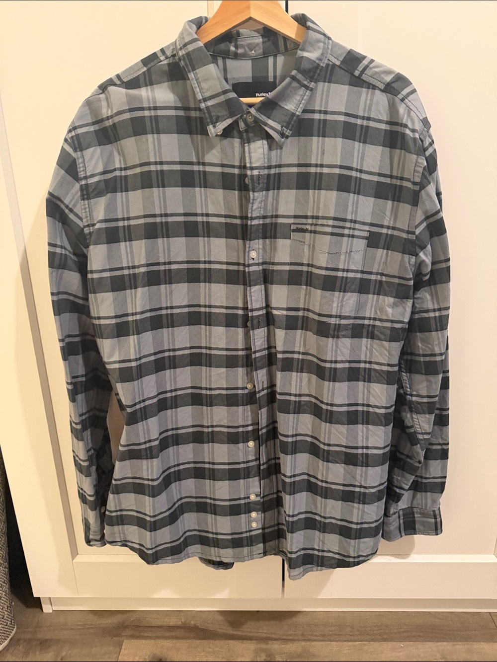 Men's Hurley Gray Plaid Button-Up Shirt - Classic Casual